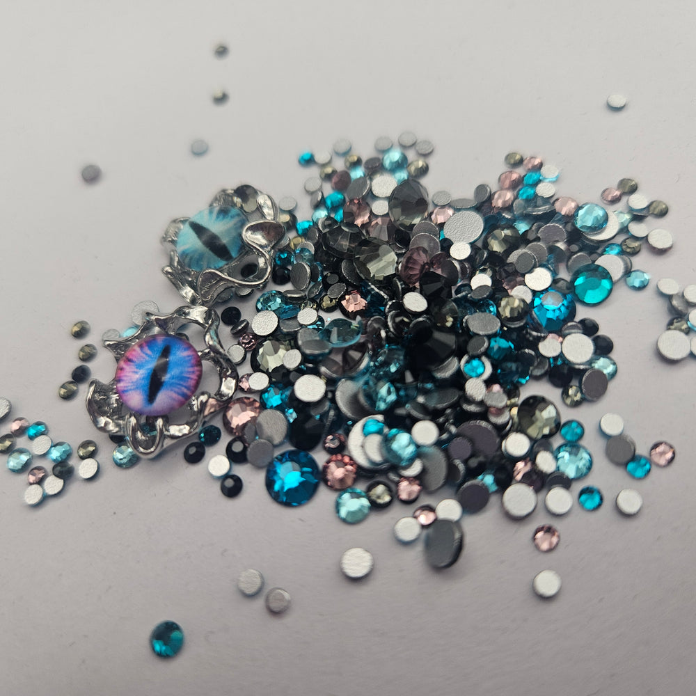 
            
                Load image into Gallery viewer, Multicolored Rhinestone Mix - Magical Eye - Glass
            
        